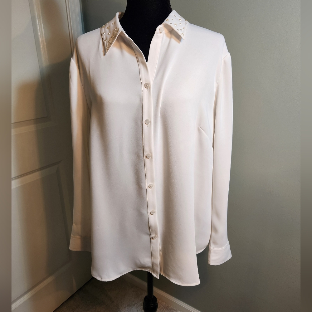 Elegant Chico's White Women's Top with Pearl Accented Collar